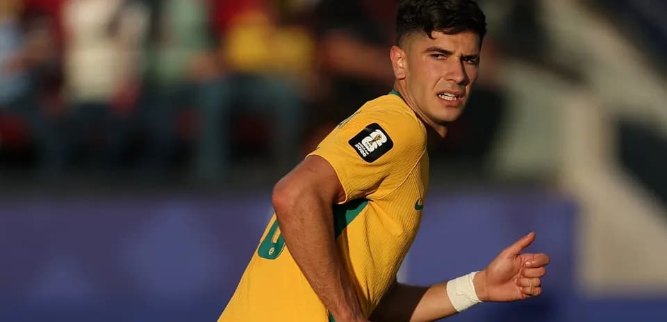 Jugador de Australia corriendo en partido de fútbol