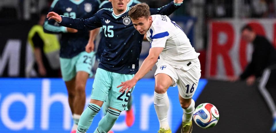 Jugadores de Alemania y Finlandia disputando el balón