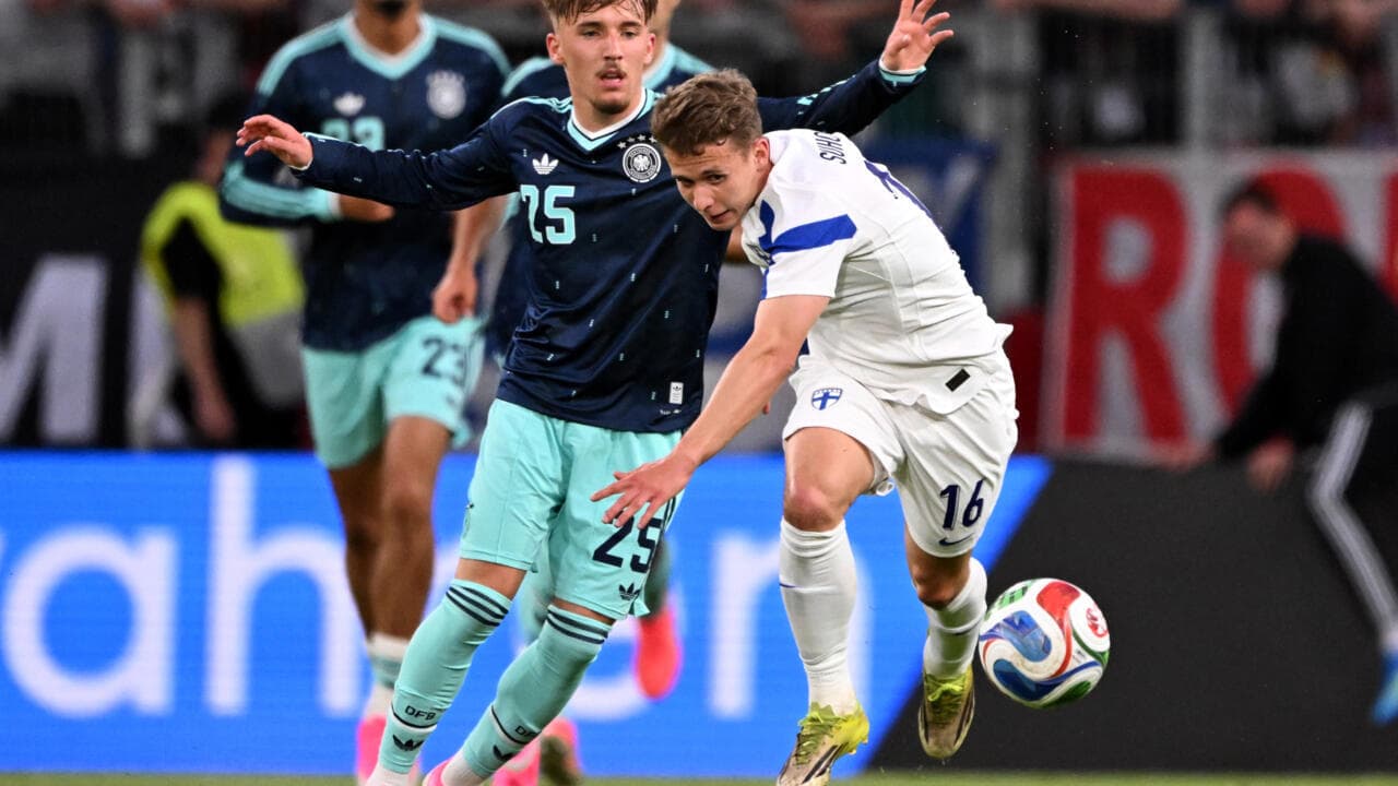 Jugadores de Alemania y Finlandia disputando el balón