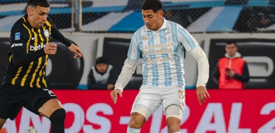 Jugadores de Racing Club y Atletico Tucuman en acción