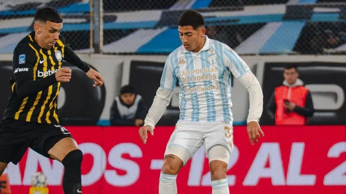 Jugadores de Racing Club y Atletico Tucuman en acción