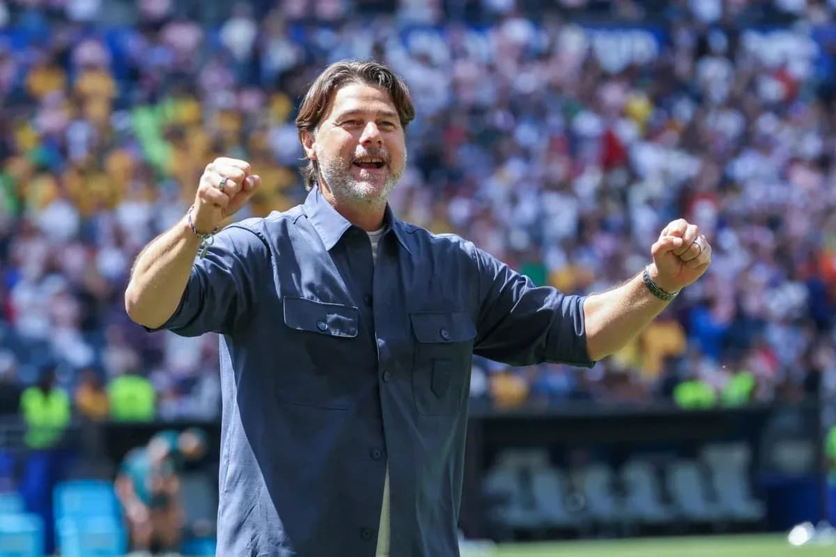 Entrenador celebrando en el campo durante un partido