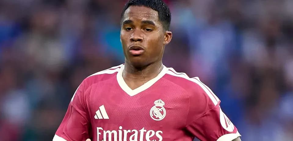 Jugador de Real Madrid en uniforme rosa durante partido
