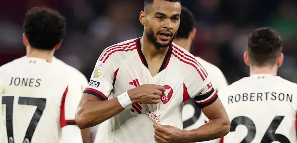Jugador de Liverpool ajustando su camiseta durante partido
