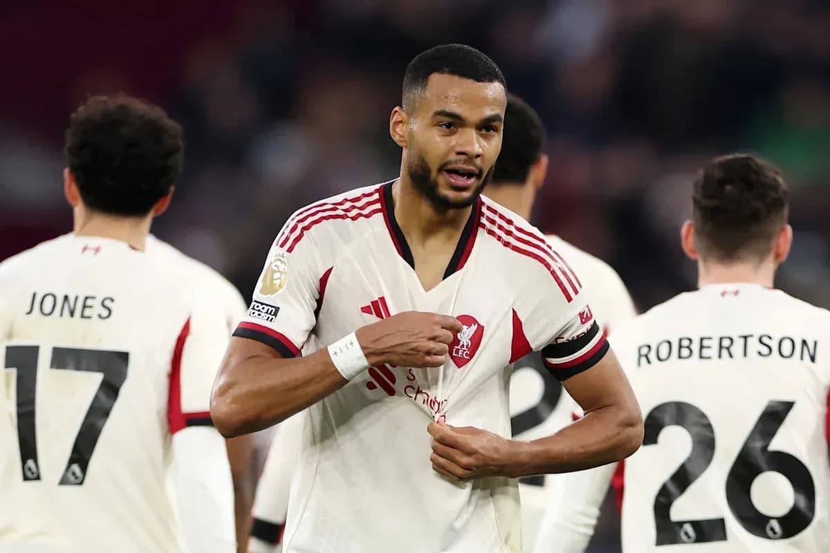 Jugador de Liverpool ajustando su camiseta durante partido
