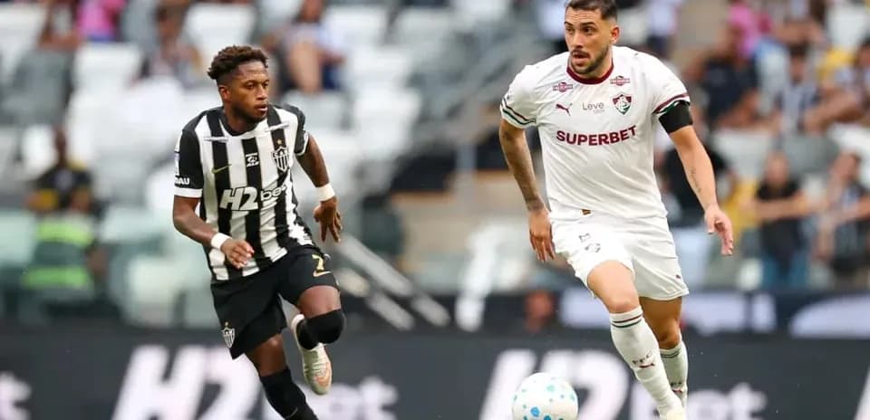 Jugadores de Atlético-MG y Chapecoense en acción