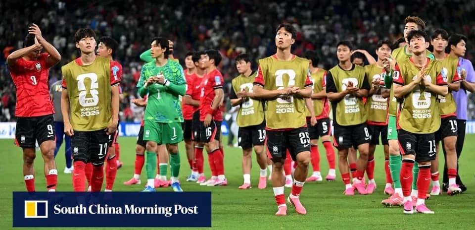 Jugadores de Corea del Sur aplaudiendo tras el partido