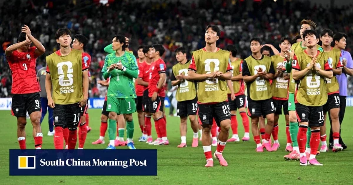 Jugadores de Corea del Sur aplaudiendo tras el partido