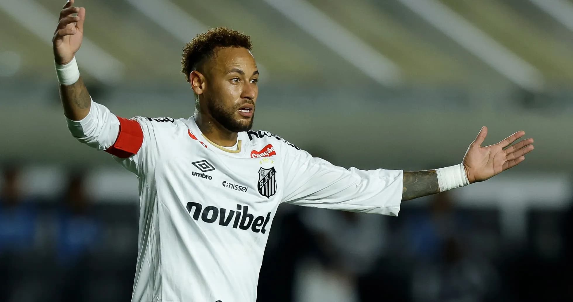 Jugador señalando durante partido con camiseta de Santos