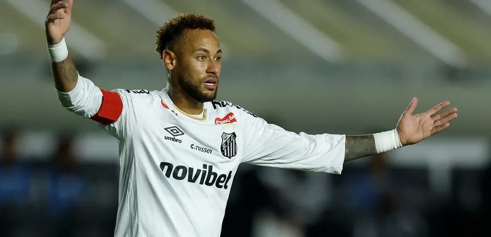 Jugador señalando durante partido con camiseta de Santos