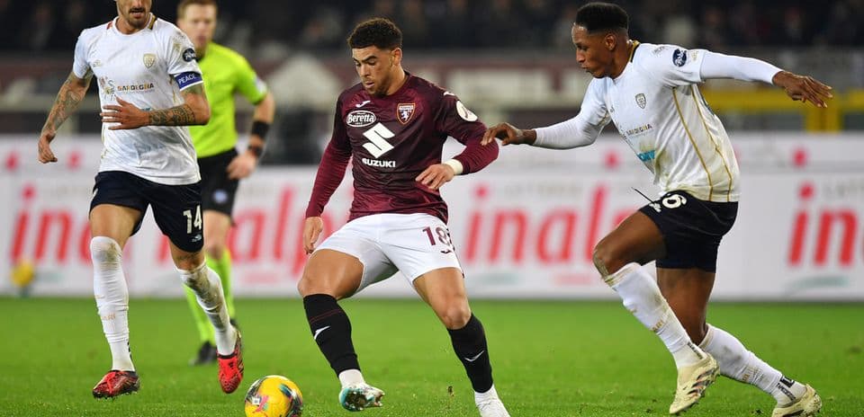 Jugadores en acción durante Cagliari vs Torino