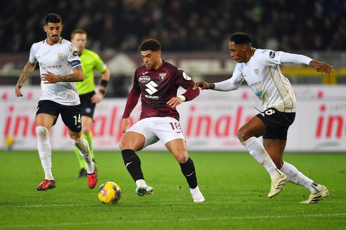 Jugadores en acción durante Cagliari vs Torino