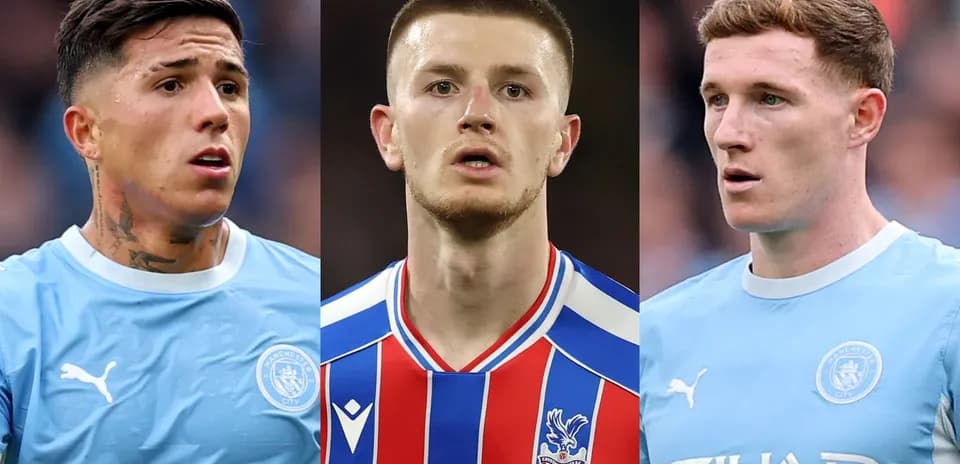 Tres jugadores de fútbol en sus camisetas de equipo
