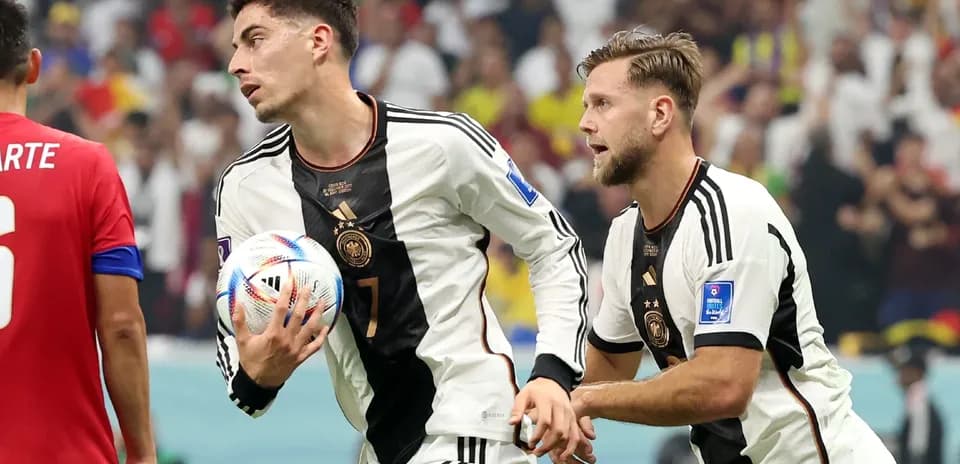 Jugadores alemanes con el balón en el partido