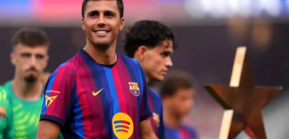 Jugador del FC Barcelona sonriente en el campo