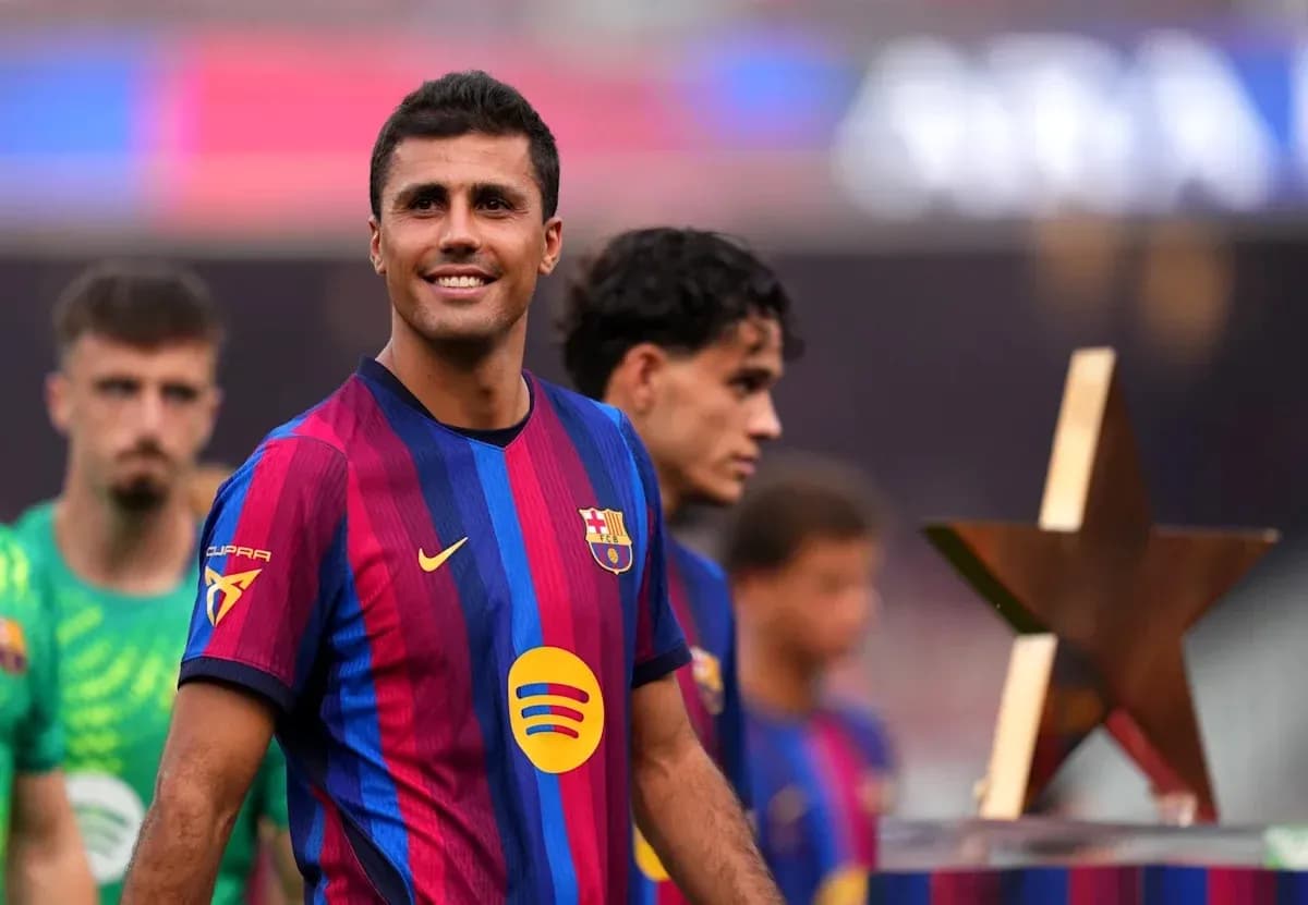 Jugador del FC Barcelona sonriente en el campo