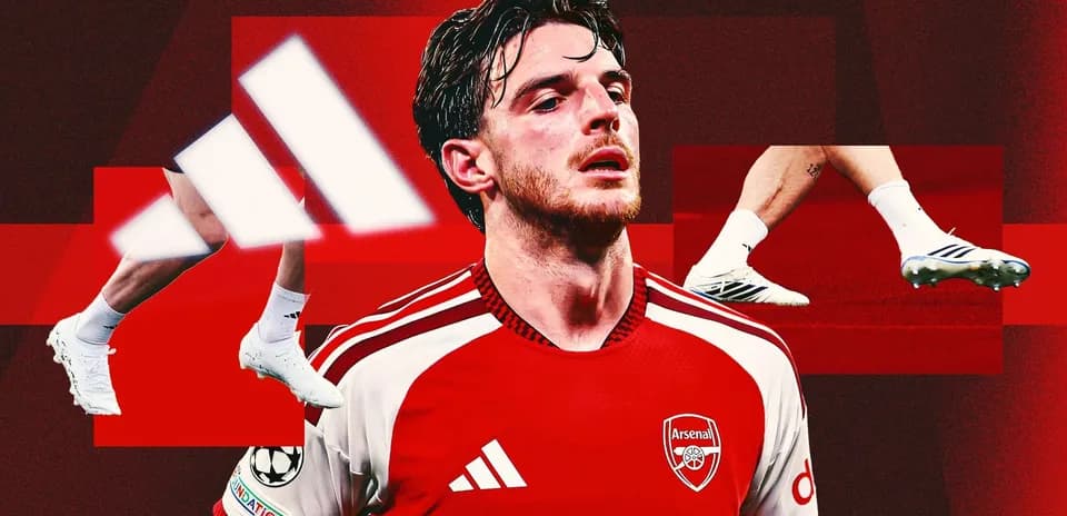 Jugador de Arsenal en camiseta roja con botas Adidas