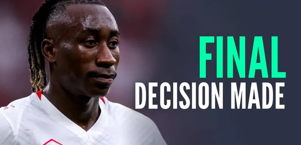 Jugador en el campo con expresión seria