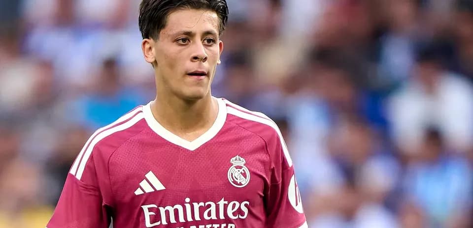Jugador de Real Madrid en uniforme rosa durante el partido