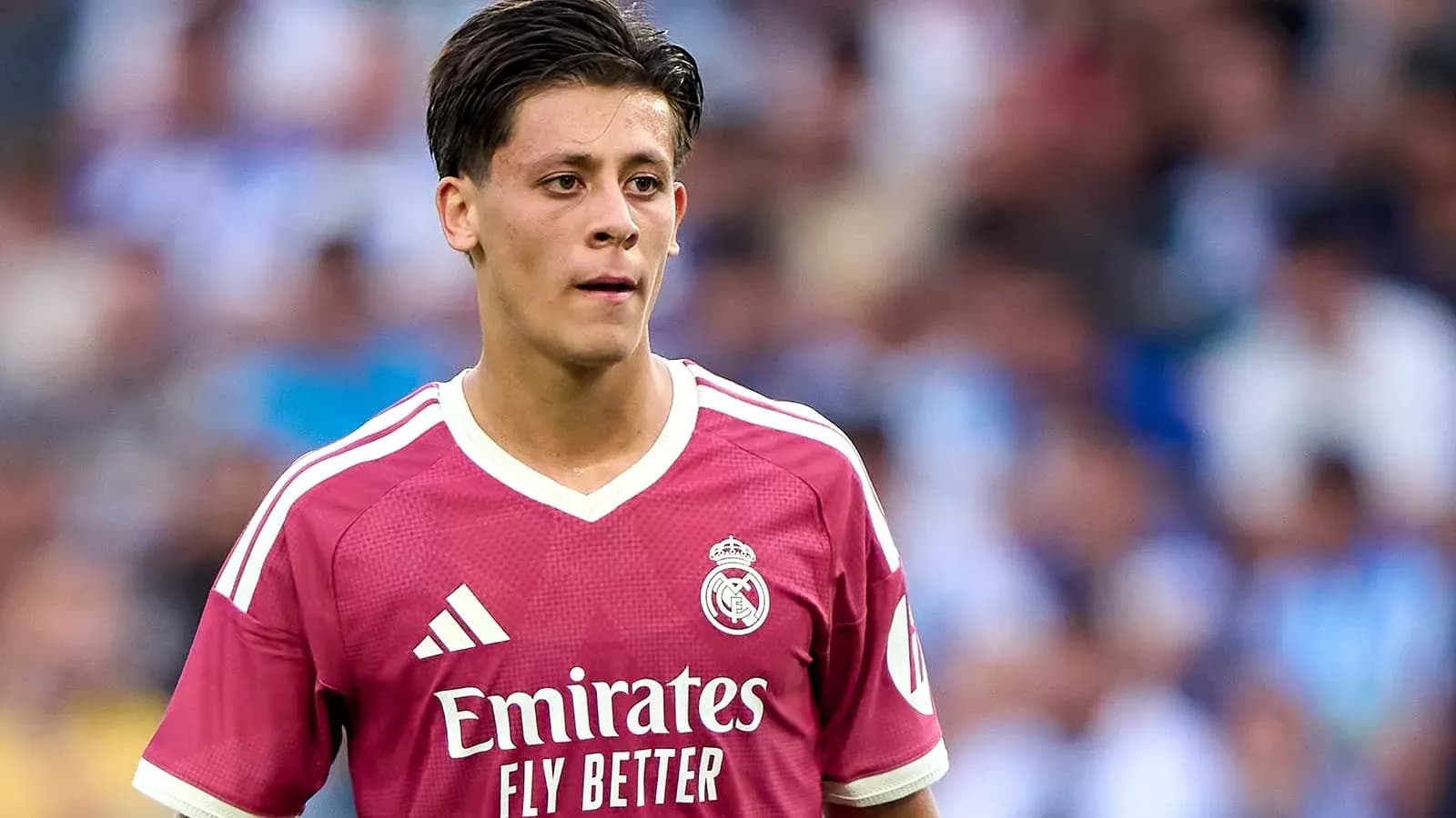Jugador de Real Madrid en uniforme rosa durante el partido
