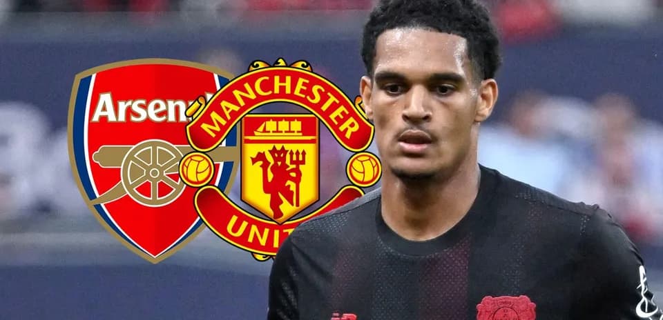Jugador de fútbol con logotipos de Arsenal y Manchester United