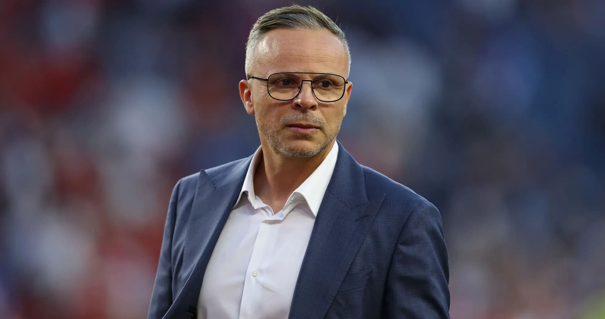 Entrenador en la línea de banda durante el partido