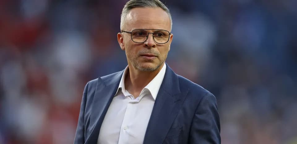 Entrenador en la línea de banda durante el partido