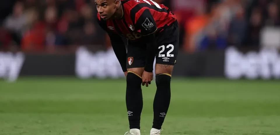 Jugador de Bournemouth en posición de descanso durante el partido
