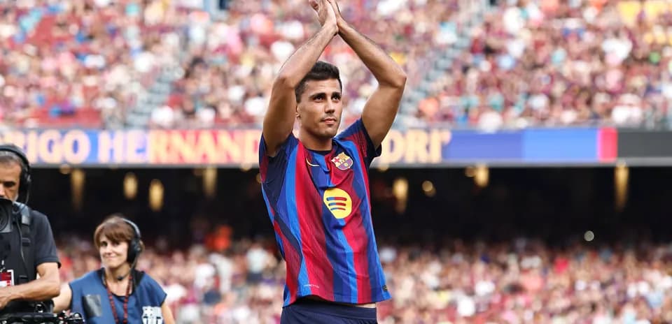 Jugador aplaudiendo a la afición en el Camp Nou