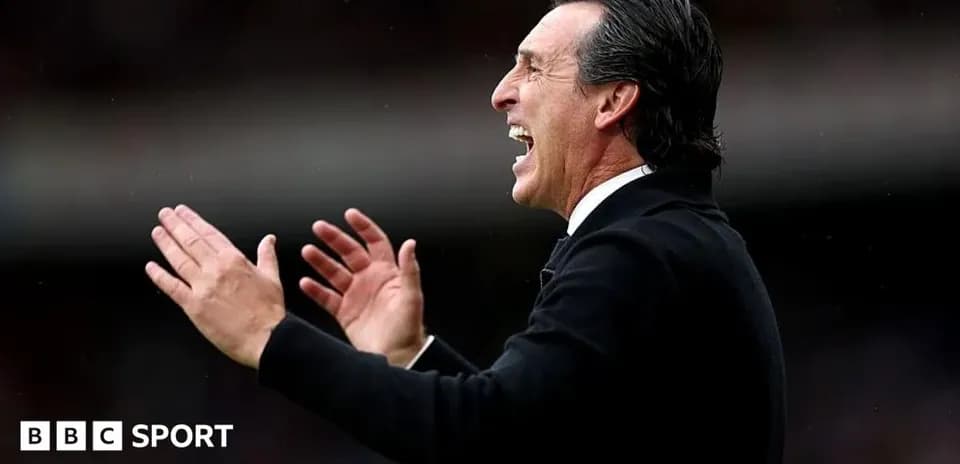 Entrenador dirigiendo a su equipo en el partido