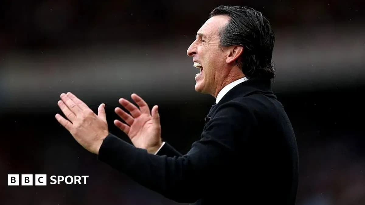 Entrenador dirigiendo a su equipo en el partido