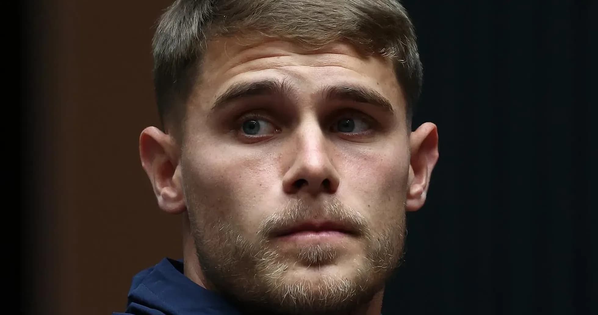 Jugador mirando durante conferencia de prensa