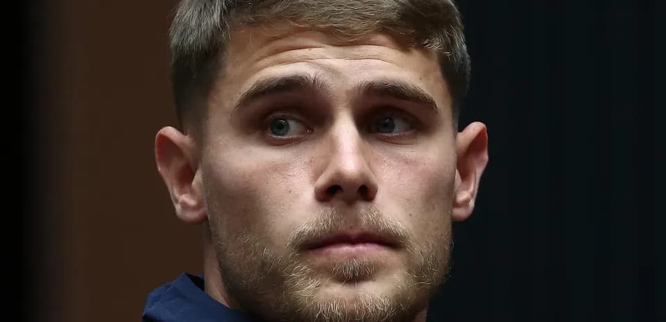 Jugador mirando durante conferencia de prensa