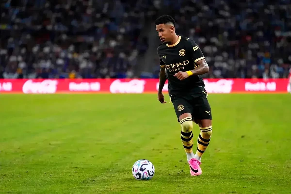 Jugador corriendo con balón en campo de fútbol