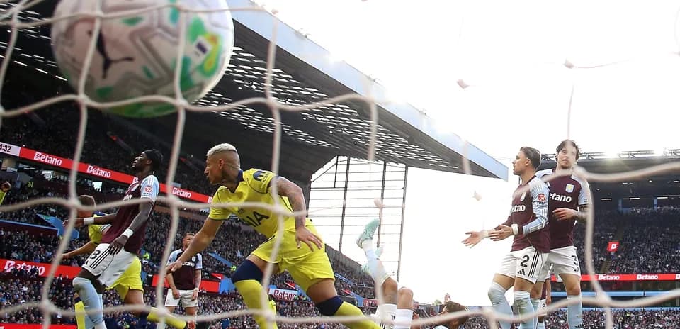 Jugador de Tottenham anotando un gol