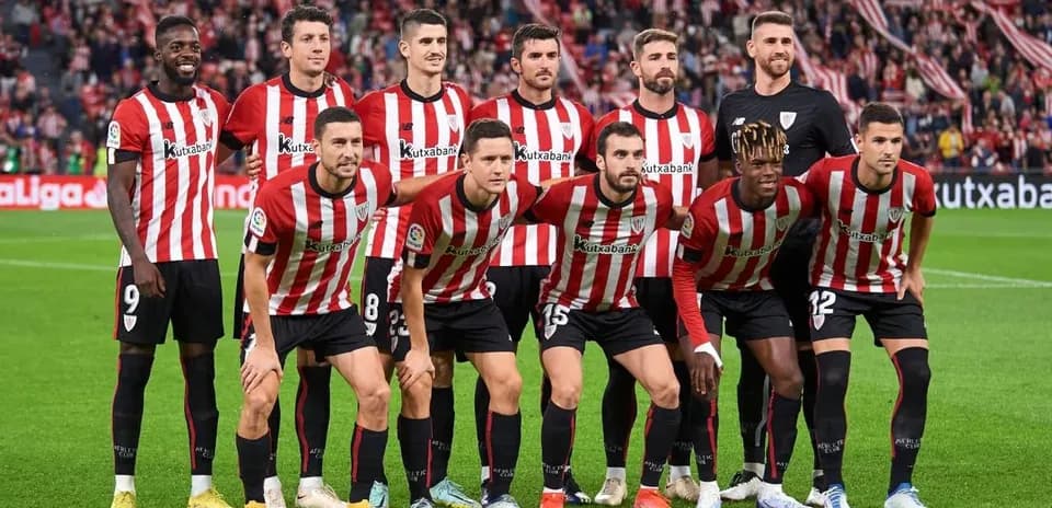 Jugadores del Athletic Club posando en el campo