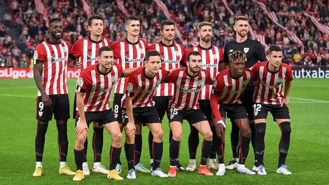 Jugadores del Athletic Club posando en el campo