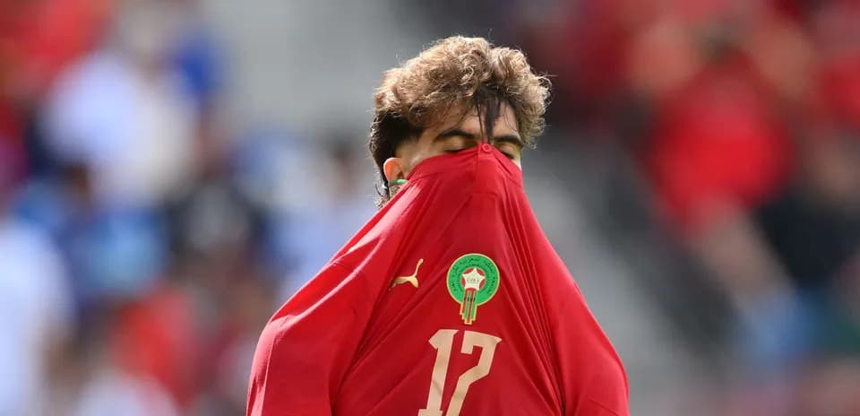 Jugador de Marruecos cubriendo su rostro con camiseta