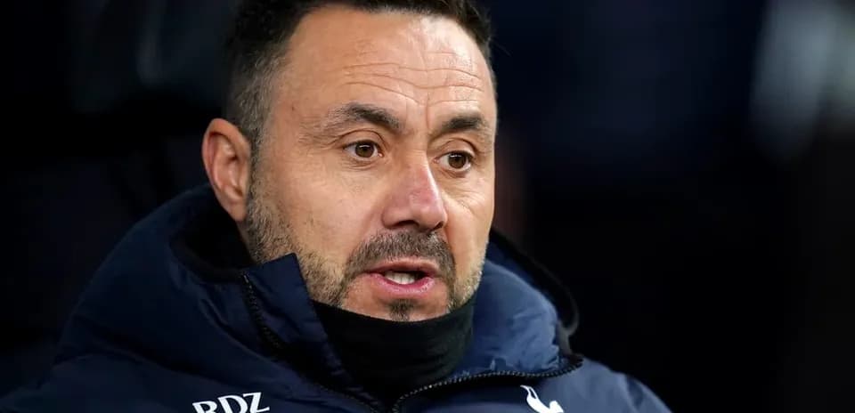 Entrenador sentado en el banquillo durante el partido