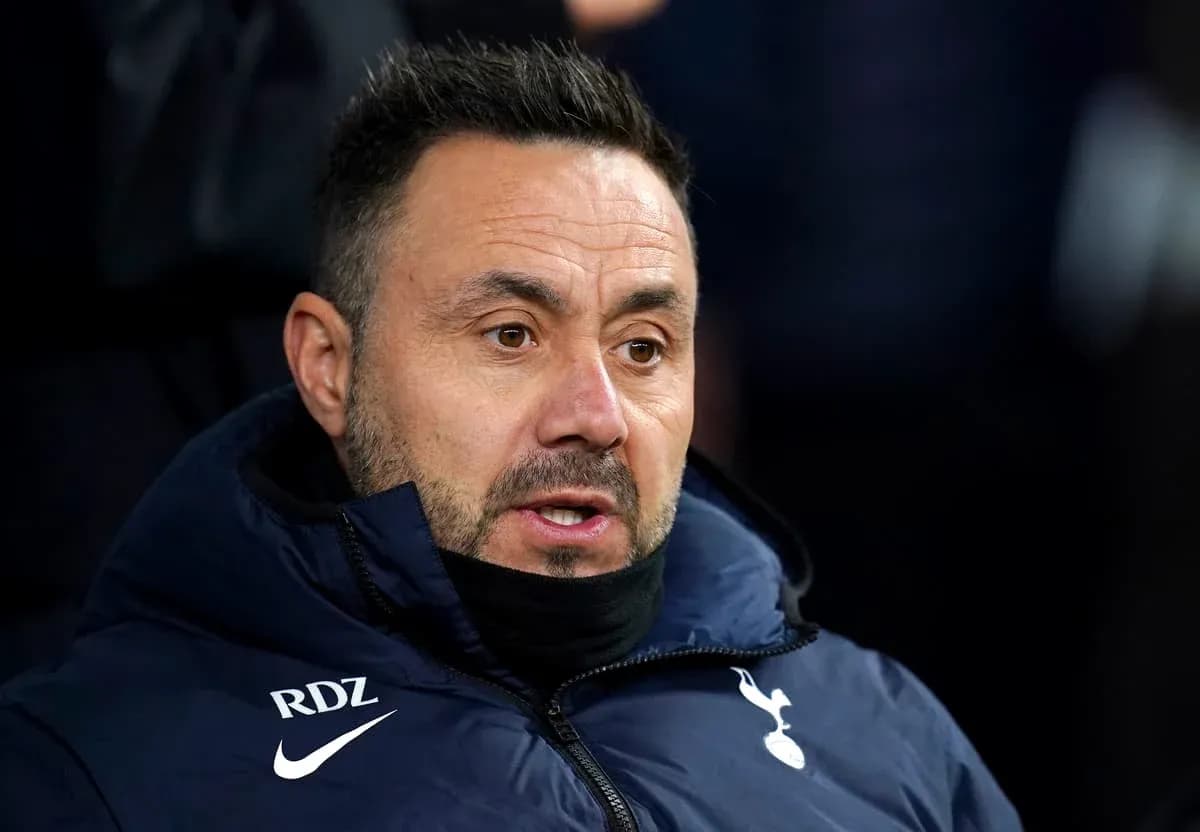 Entrenador sentado en el banquillo durante el partido