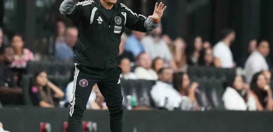 Entrenador dirigiendo a su equipo desde la línea