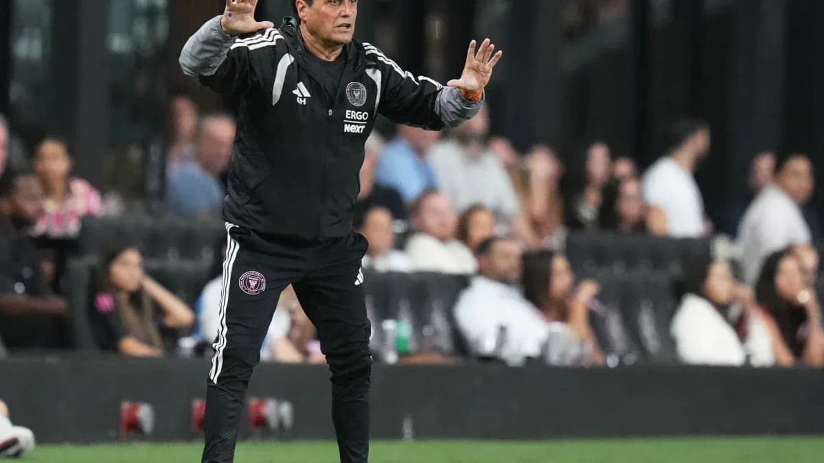 Entrenador dirigiendo a su equipo desde la línea