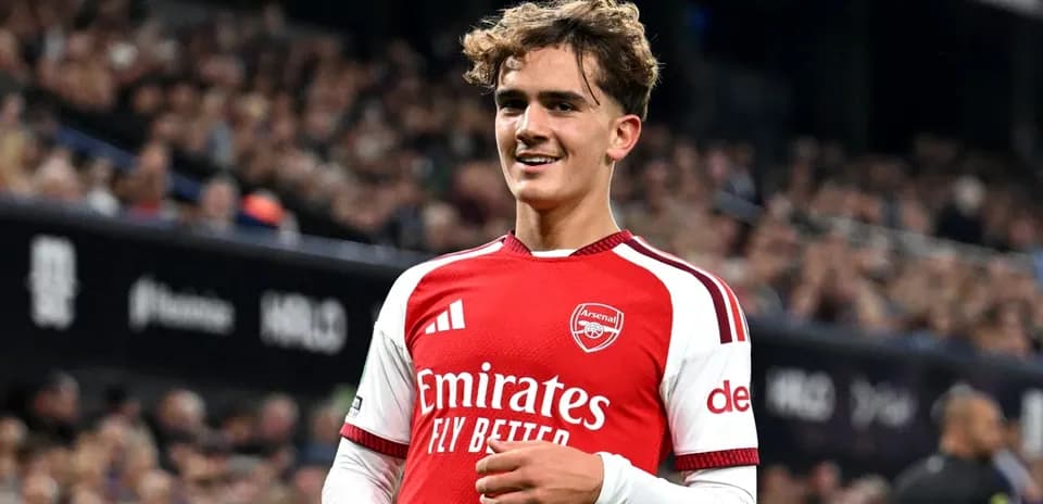 Jugador de Arsenal sonriente en el campo