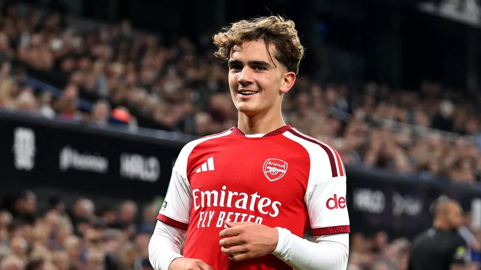 Jugador de Arsenal sonriente en el campo