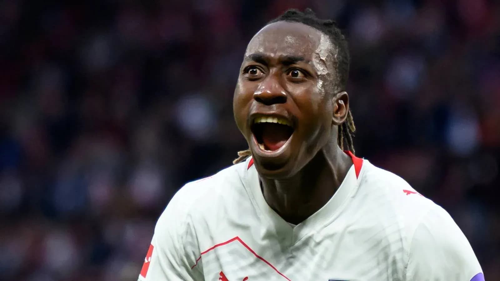 Jugador celebrando un gol con gran emoción
