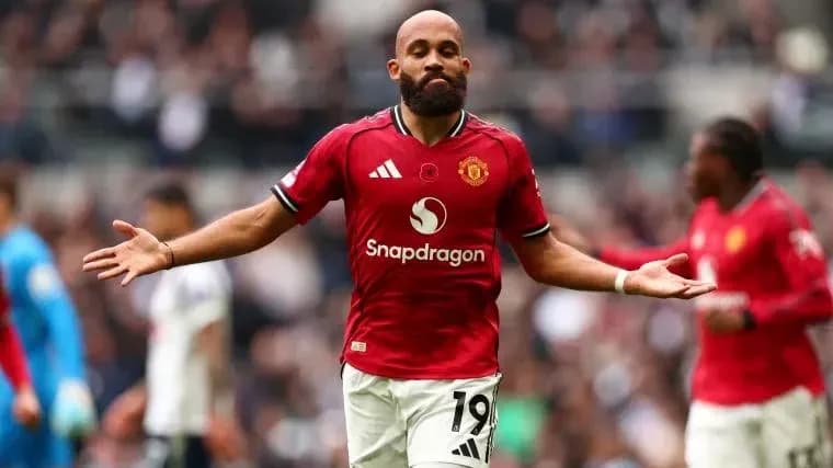 Jugador de Manchester United gesticulando en el campo