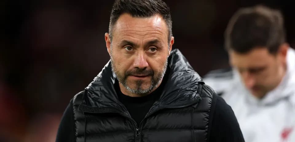 Entrenador en el campo durante el partido