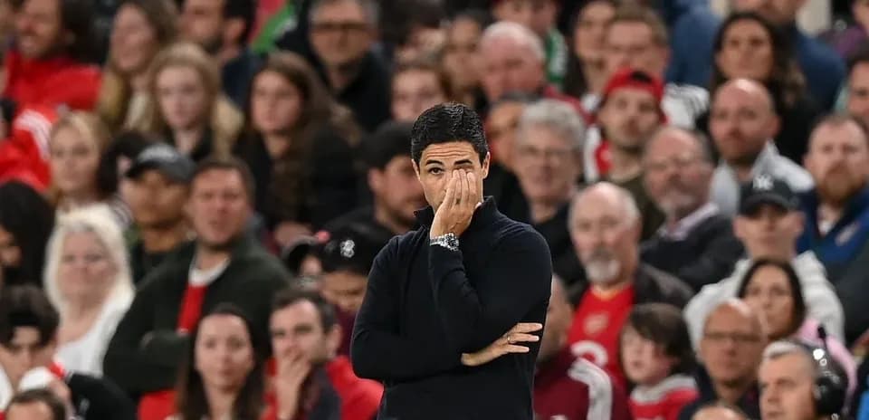 Entrenador en el banquillo durante el partido
