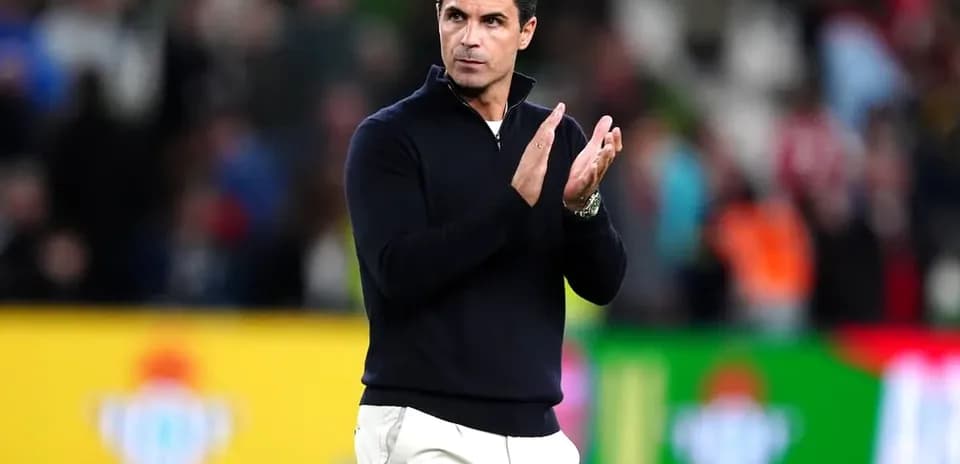 Entrenador aplaudiendo durante el partido
