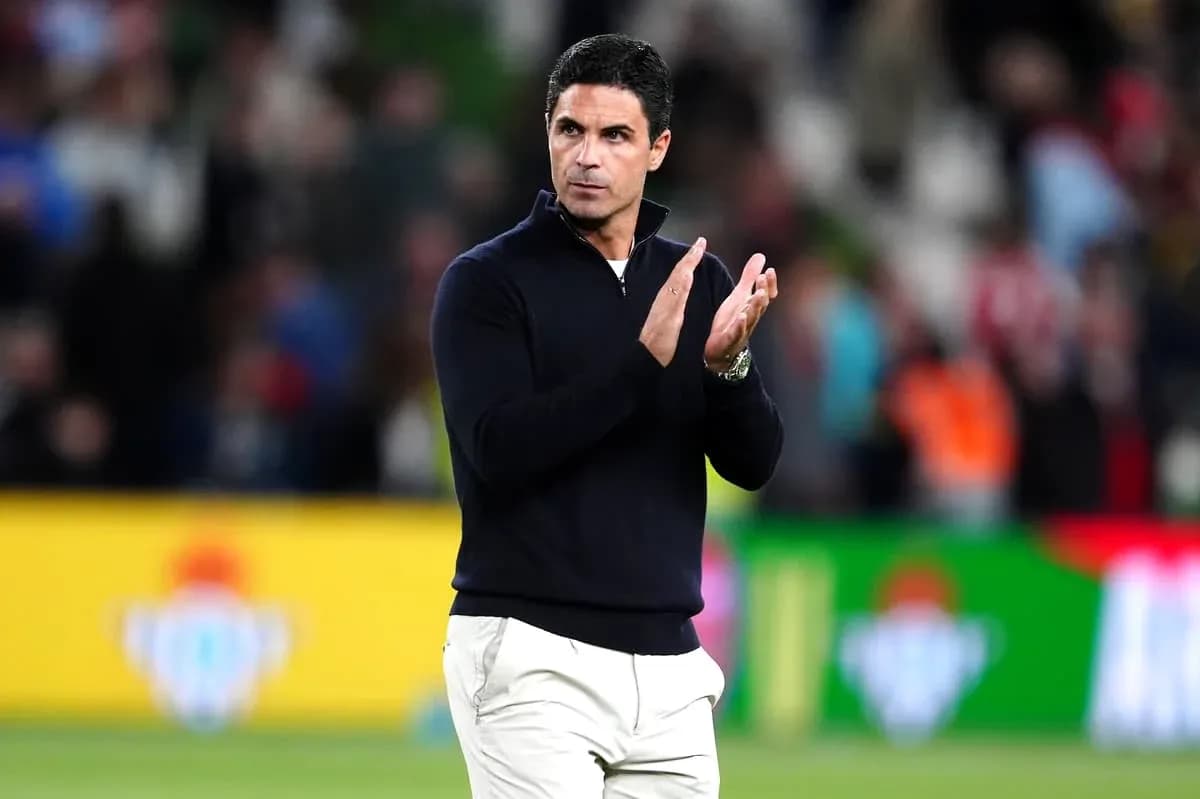 Entrenador aplaudiendo durante el partido